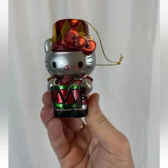 2013 HELLO KITTY WITH DRUM 3-1/4" ORNAMENT~RESIN. Ute Red Green British Army - Picture 4 of 11